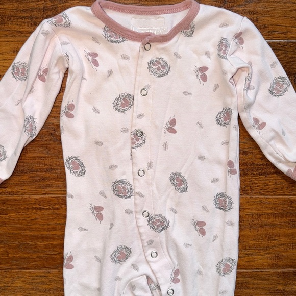 L’ovedbaby Organic Snap Footie in Blush Bird nest print, 9-12m - Picture 3 of 8